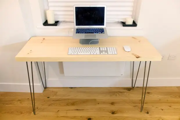 Un bureau simple avec vos propres mains