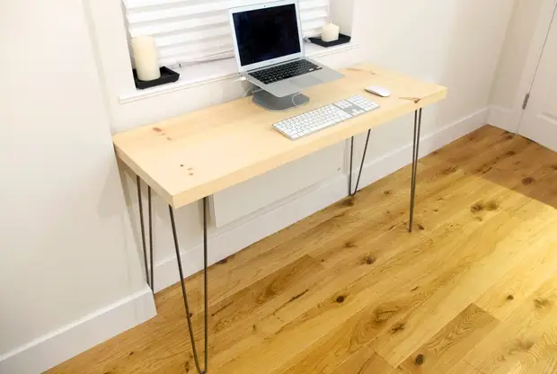 Desk tal-kitba sempliċi b'idejk