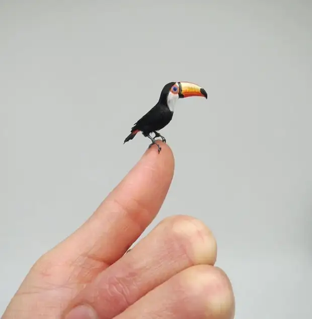 Artist creates incredibly realistic animal miniatures