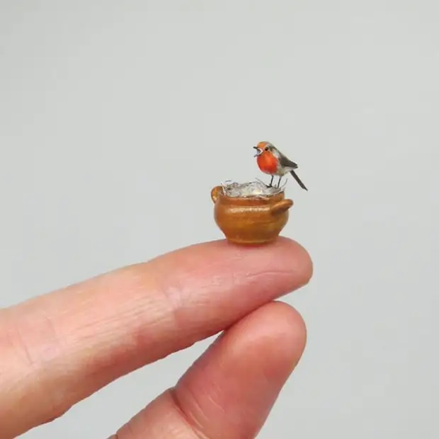 Artist creates incredibly realistic animal miniatures