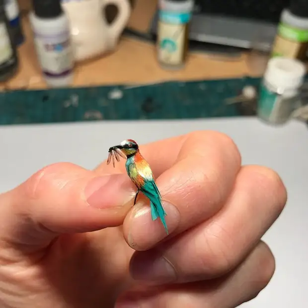 Artist creates incredibly realistic animal miniatures