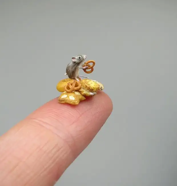 Artist creates incredibly realistic animal miniatures