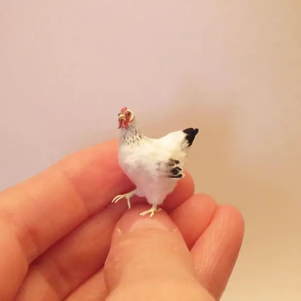 Artist creates incredibly realistic animal miniatures