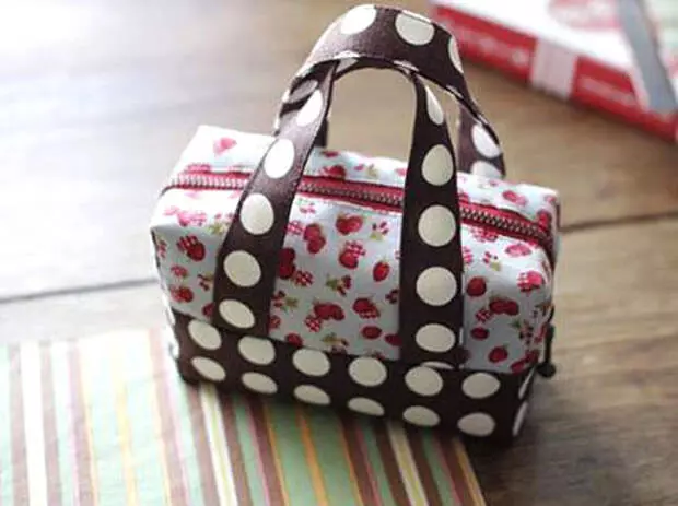 Coser unha pequena bolsa (cosméticos). Lección de fotos.