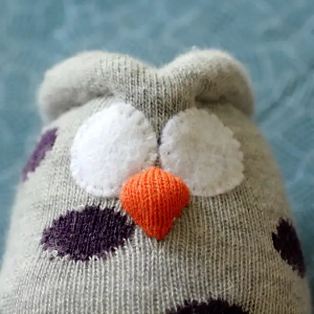 Smiješne sove šivene iz svijetlih čarapa