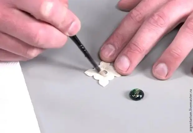 Crear un cool: como facer un borde para unha pedra de arxila de prata