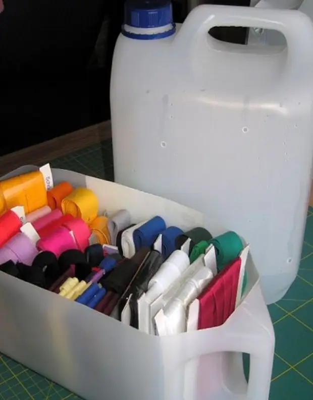 Уникатен материјал за промена: пластични колби, шишиња, канистри
