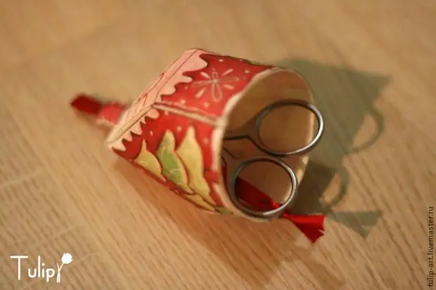 Faire une maison feutre sur un arbre de Noël avec une surprise