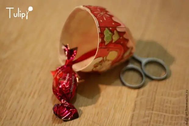 Fare una casa in feltro su un albero di Natale con una sorpresa