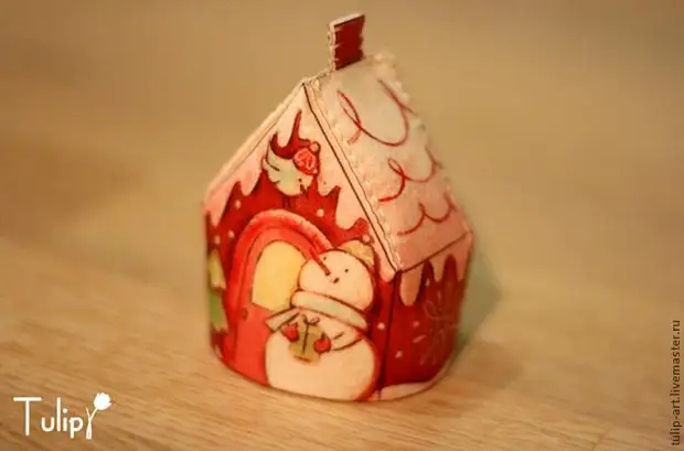 Making a felt house on a Christmas tree with a surprise