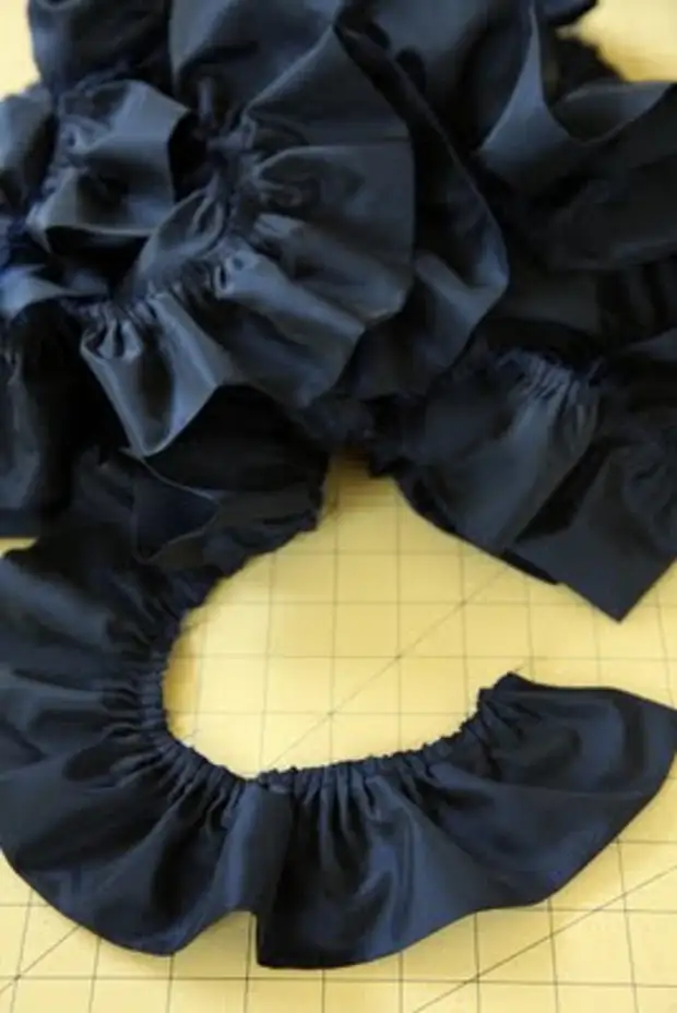 Hoe om 'n rok met ruffles te naaldwerk