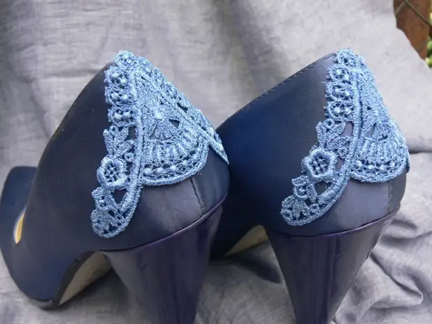 Stylish alterations with lace in hands: We turn ordinary shoes in the designer