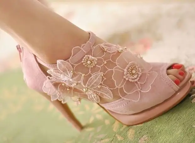 Stylish alterations with lace in hands: We turn ordinary shoes in the designer