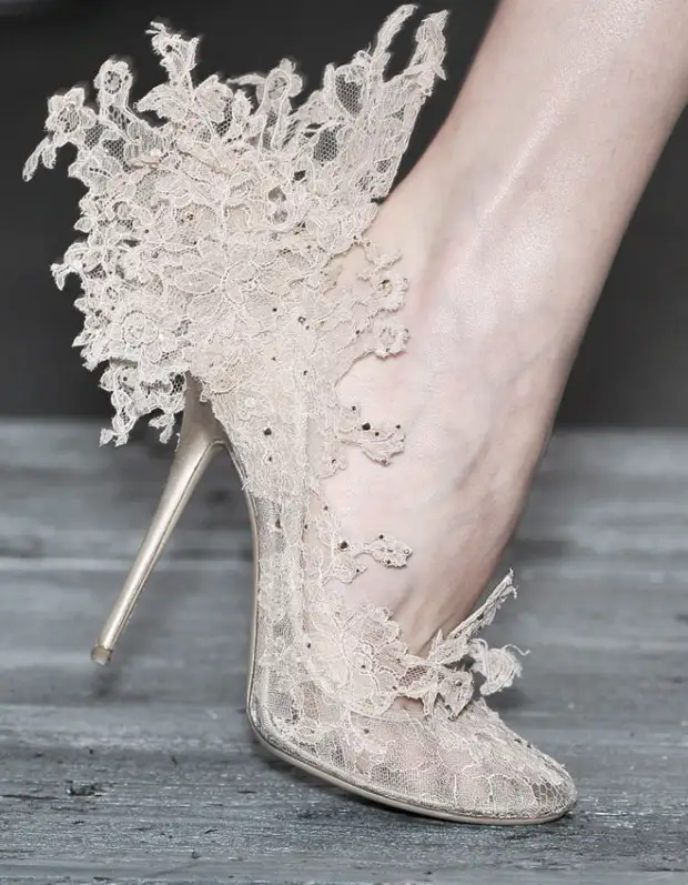 Stylish alterations with lace in hands: We turn ordinary shoes in the designer