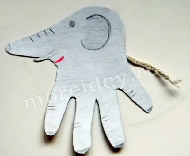 手のひらからの動物：ヤシの象の工芸品
