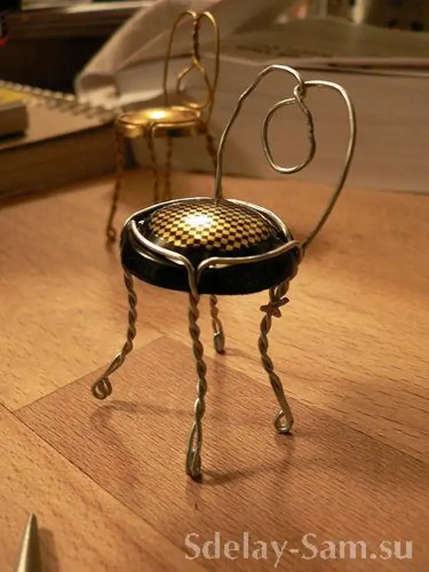 Zanat iz cijevi iz šampanjca - suvenir stolica sa vlastitim rukama
