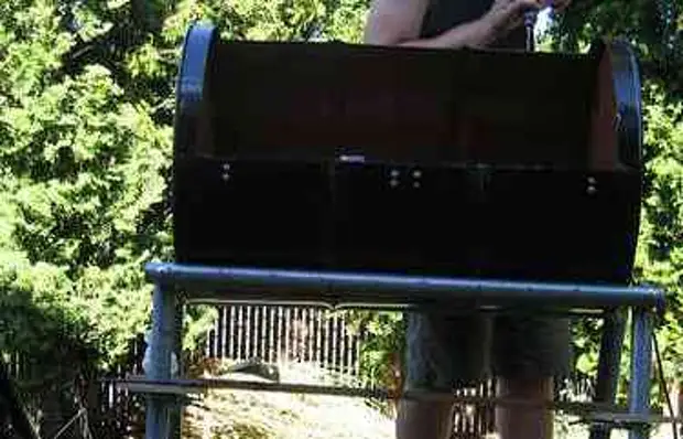 Come fare un barbecue da un vecchio barile