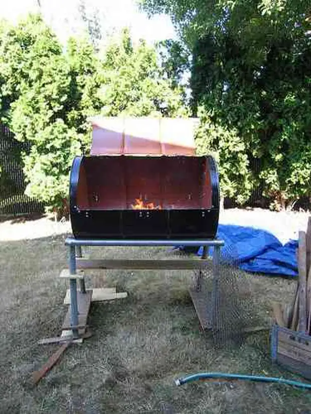 Come fare un barbecue da un vecchio barile