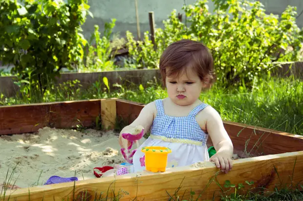 Cara membangun kotak pasir anak-anak dengan tangan mereka sendiri