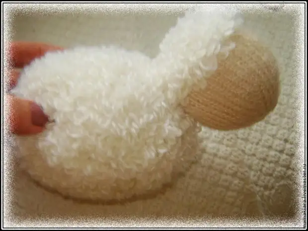 Knitting: viehättävä valkoinen lammas