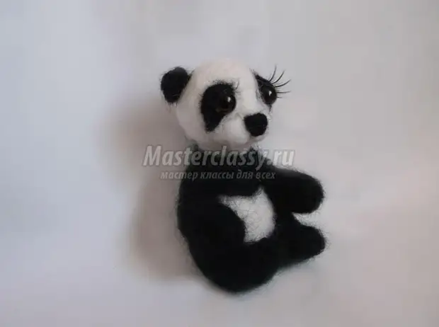 Frawing od vunenih igračaka. Panda