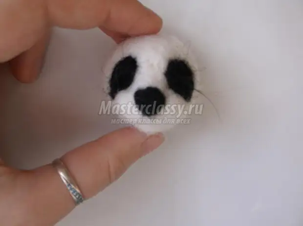 Falho de brinquedos de lã. Panda