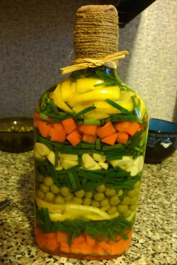 Пляшка з овочами