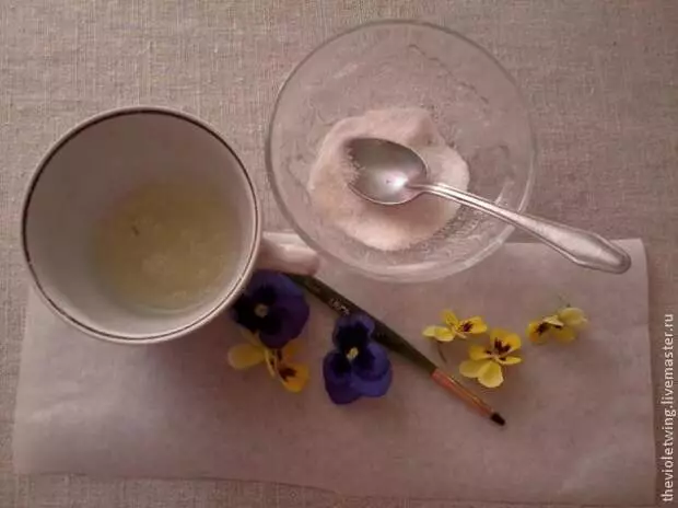 Violetas confitadas, o verano atrapados en la palma.