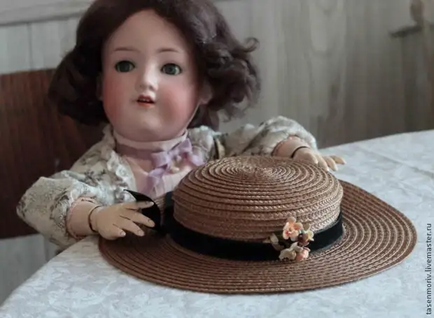 Stro-hoed Mooie tijdperk voor poppen met je eigen handen