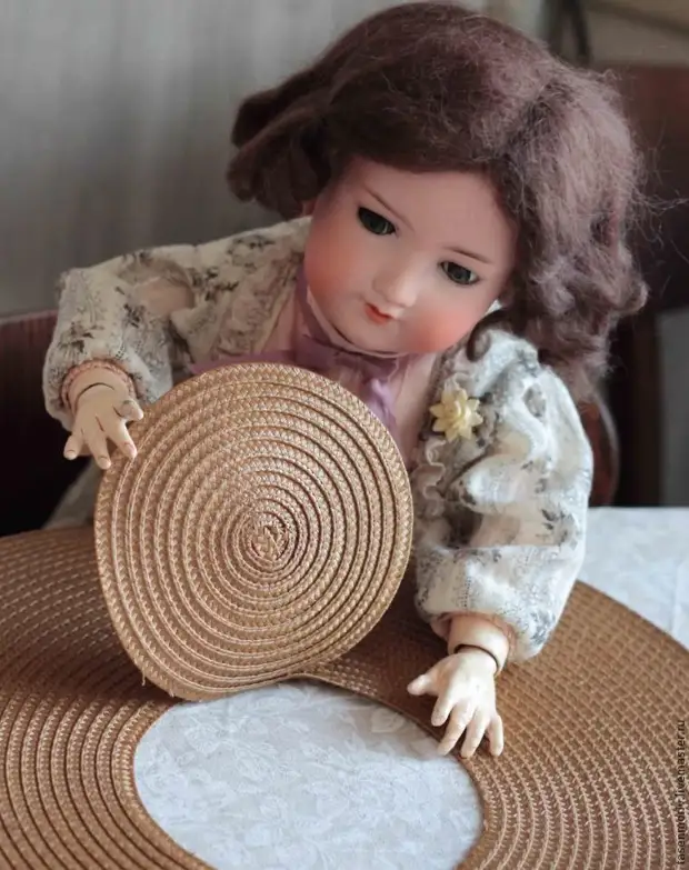 Chapéu de palha bonita época para bonecas com suas próprias mãos