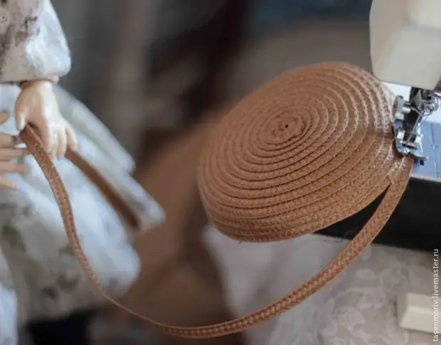 Өз колуңуз менен куурчак үчүн Straw Hat кооз доору