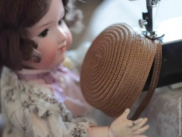 Chapéu de palha bonita época para bonecas com suas próprias mãos