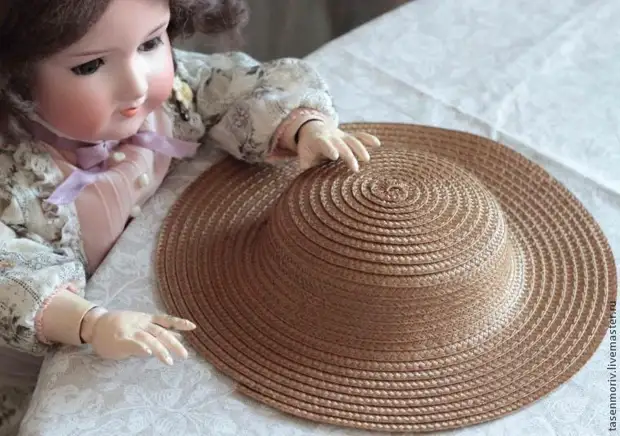 Chapéu de palha bonita época para bonecas com suas próprias mãos