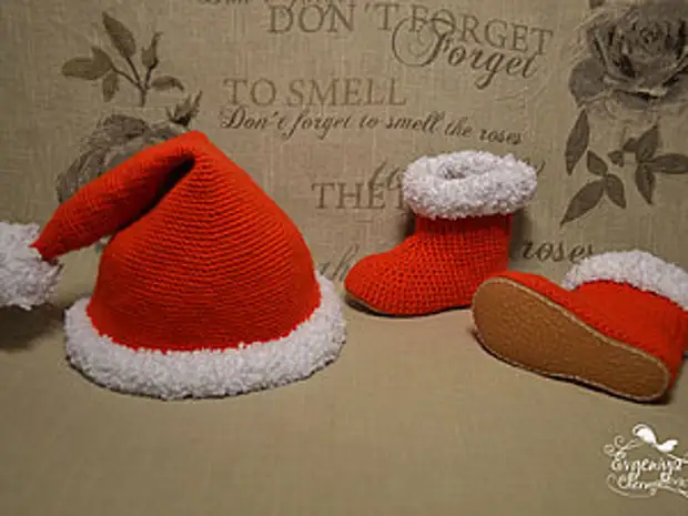 В'язані чобітки і шапочка-ковпачок "Santa"