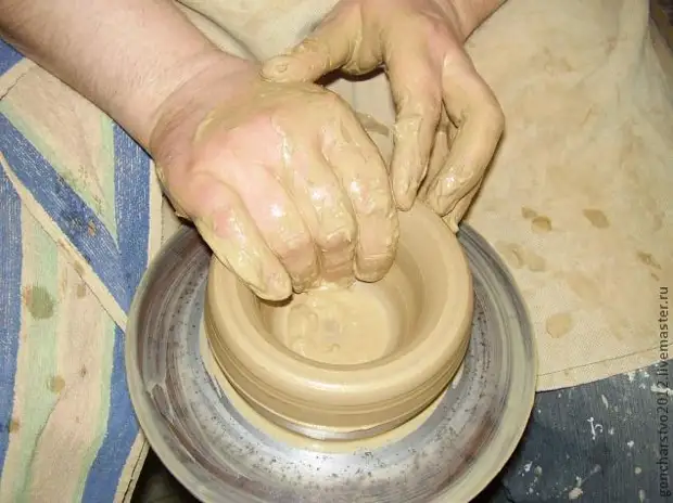 Lavora su un cerchio di ceramica