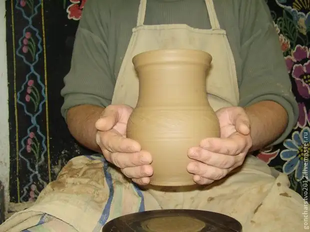 Treballa en un cercle de ceràmica