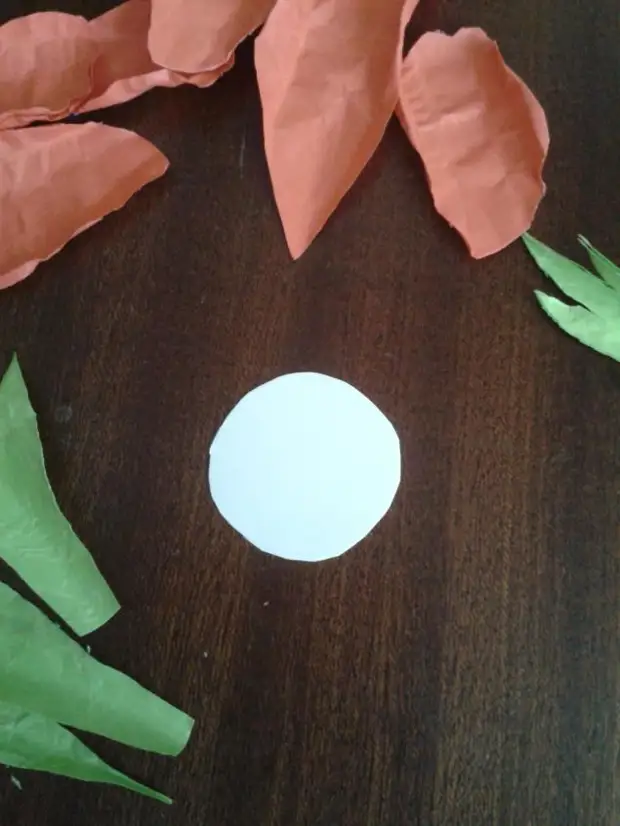 Maak bloemen van verfrommeld papier met kinderen