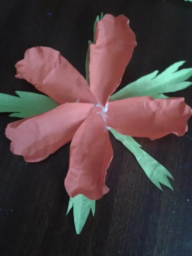 Maak bloemen van verfrommeld papier met kinderen