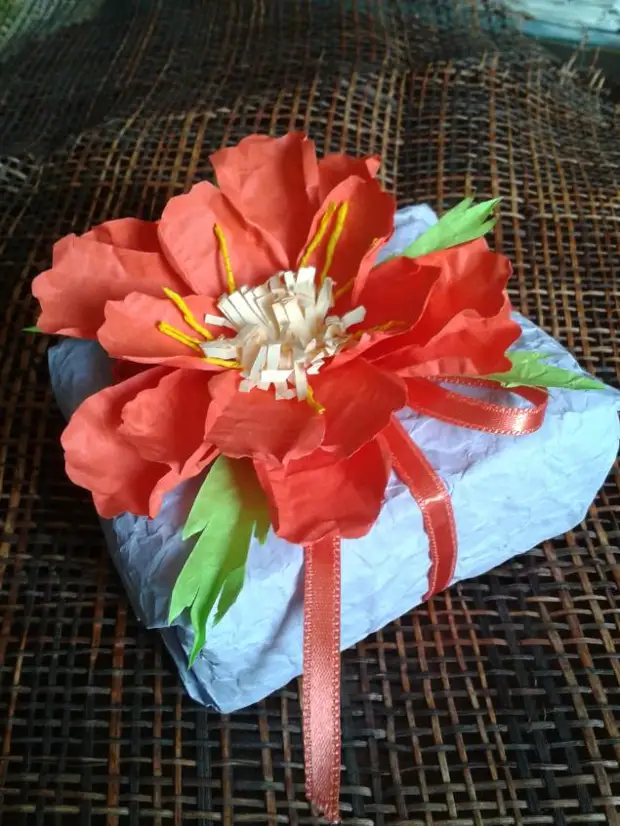 Maak bloemen van verfrommeld papier met kinderen