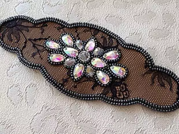 Mgbaaka na eriri dị lace na rhinestones