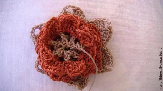 Decorează floarea tricotată a benzii de păr