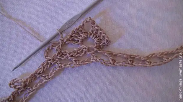 Decorează floarea tricotată a benzii de păr