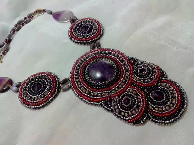 Kalung lan anting-anting kanthi amembung