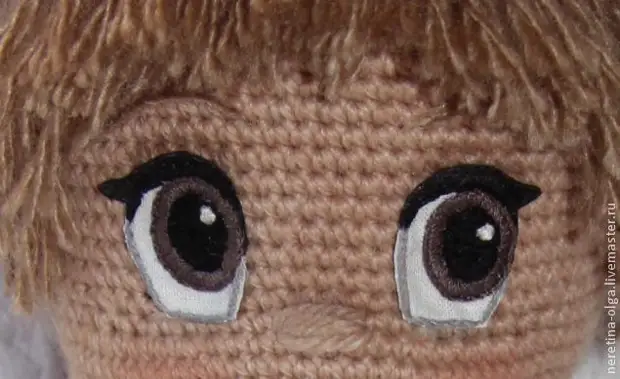 Embroider eyes for knitted toys