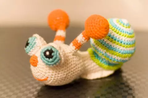 Caracol de amigurum tejido. Juguetes de punto para niños