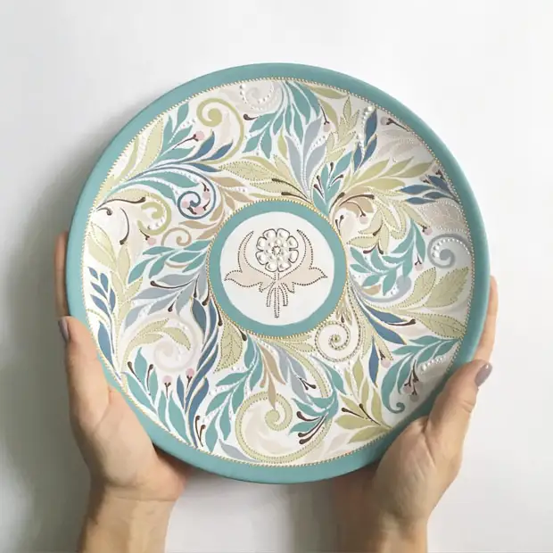 Zarte Malerei von Platten aus Anastasia Ropalo