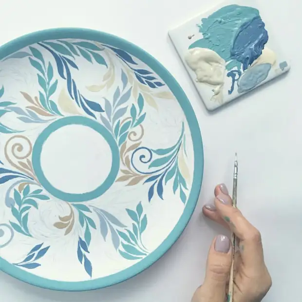 Delicato pittura di piatti da Anastasia Ropalo