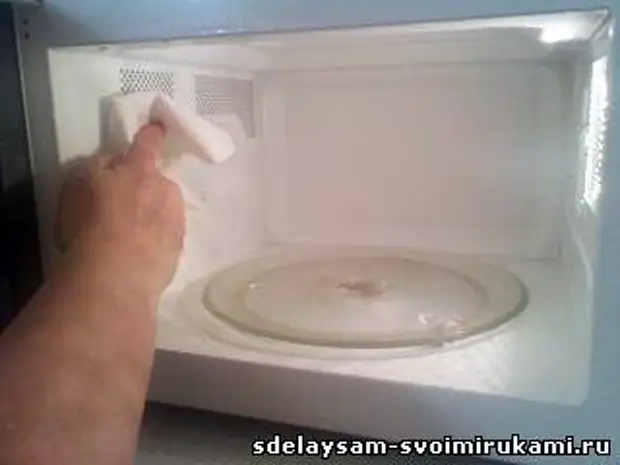 כיצד לנקות במהירות את תנור המיקרוגל