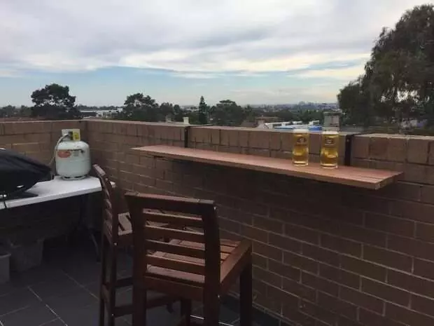 Tavolo balcone sospeso con le tue mani