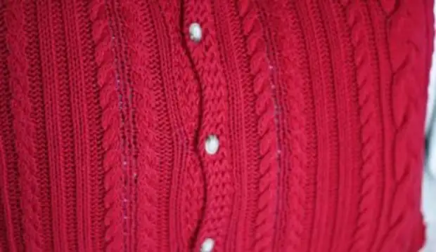 Bagaimana cara menjahit sarung bantal dari sweater yang tidak perlu?